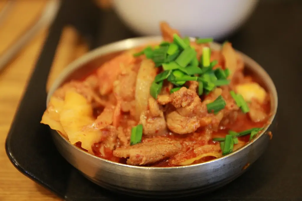 Carne con tomate