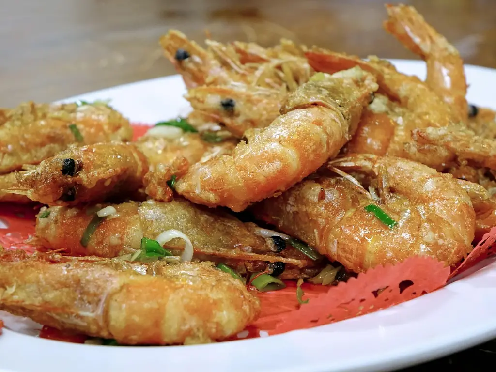 Tuzlu yumurta sarılı karides